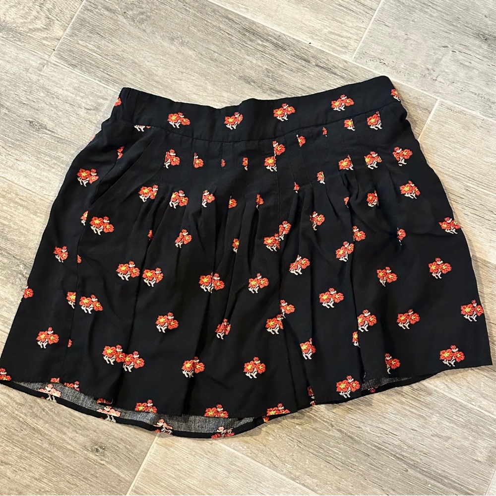 Maeve by Anthropologie Black
Floral Pleated Shorts Lightweight
Pull On Medium